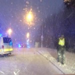 Bil krockade med stolpe i snöovädret