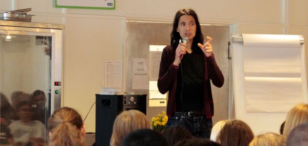 Jonas Hassen Khemiri gästar Aspuddens skolas elever den 29:e april.