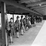 När scouterna välkomnade första tåget på röda linjen