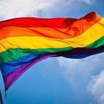 Tellus Bandy hissar prideflaggan på Zinken