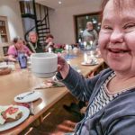 Fika, umgänge och sång på populär kamratklubb