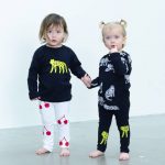 Linnéa designar och trycker barnkläder på Konstfack