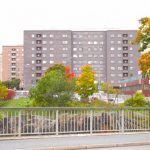 Vad tycker du om den nya gråa färgen på höghuset i Axelsberg?