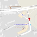 Betongpelare med trafikskyltar föll – kvinna allvarligt skadad