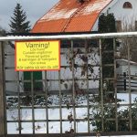 Familj med varningsskylt som får folk att skratta