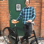 Hängiven cykelrenoverare öppnar cykelaffär och verkstad