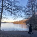 Populärt promenera runt Vinterviken
