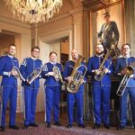 Livgardets dragonmusikkår drar in på Konditori Lyran