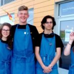 De sommarjobbar och trivs på kajen