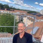 Här byggs ett av Stockholms största solcellsprojekt