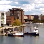 Video: Se när småbåtshamnen fraktas bort från Marievik