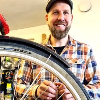 cykelreperatör bakom cykel i verkstaden bikebruket