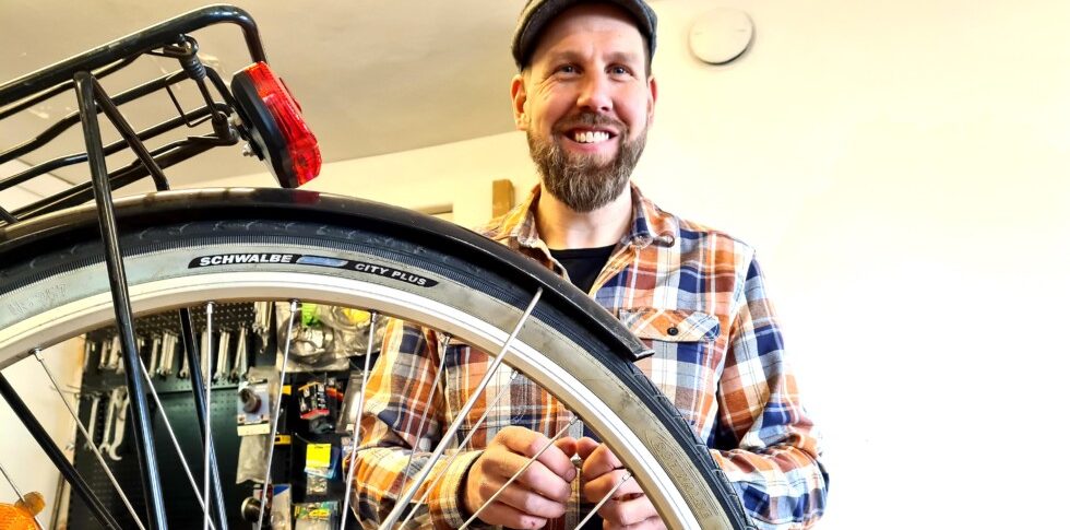 cykelreperatör bakom cykel i verkstaden bikebruket