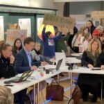 Årets första analoga möte med stadsdelsnämnden – barn och föräldrar protesterade