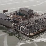 Restaurang på flotte totalförstörd efter brand – person misstänkt