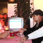 Grundarna av tv-spelshäng och språkkafé i Midsommarkransen: Mänsklig närhet viktig