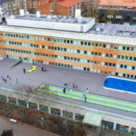 Ny skolgård – på taket – så fick eleverna i Älvsjö chans till mer spring