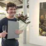 Ung göteborgare prisad i Färgfabriken: Han kör sig eget konstnärliga race