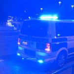 Stal hjullastare – försökte köra på polisbil i Axelsberg – flydde på mc