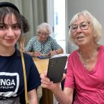 Bilder: Här lär juniorer seniorer hur mobilen kan användas