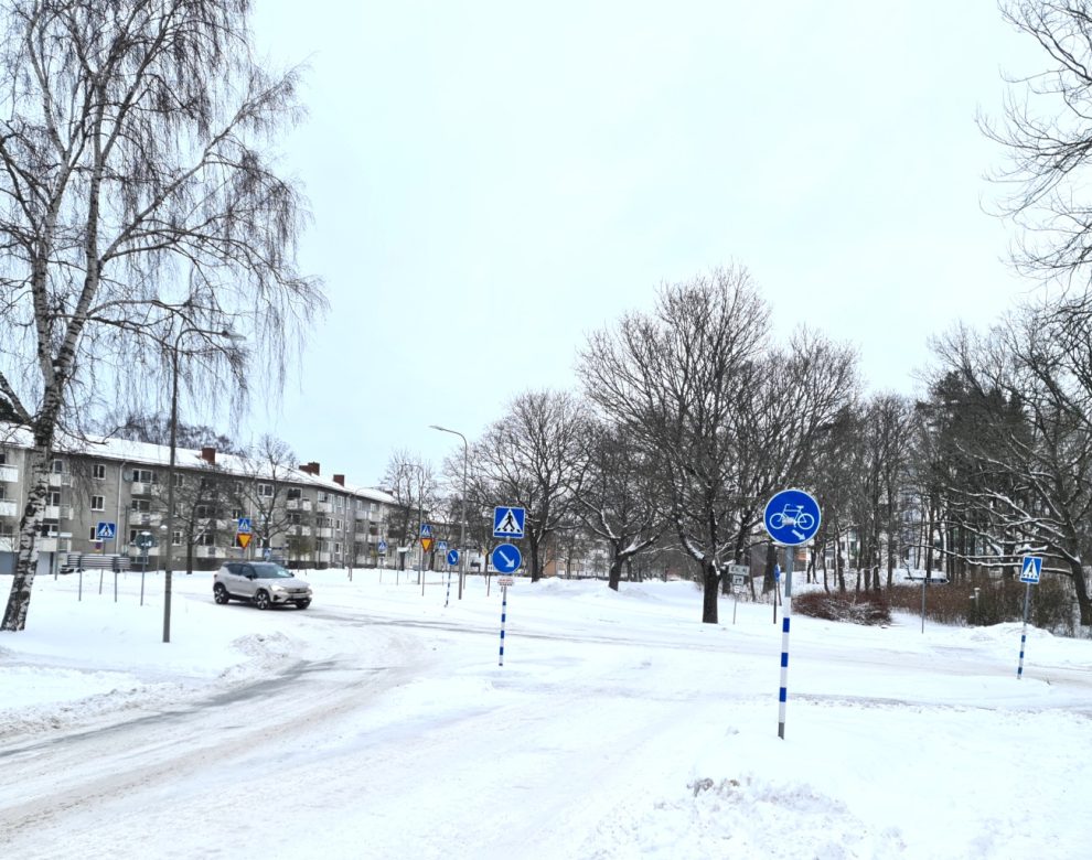 vägkorsning fruängen snö