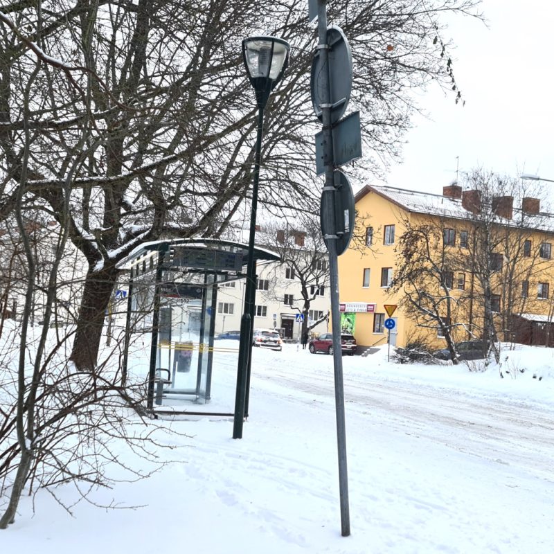 busshållplats snö hus