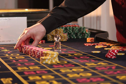 En dealer lägger upp chips på ett roulette bord