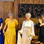 Nostalgisk modeshow i Bredäng – moster Magdas flärdfulla klädkollektion visades