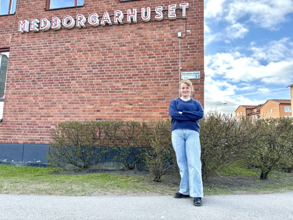 kvinna framför medborgarhus