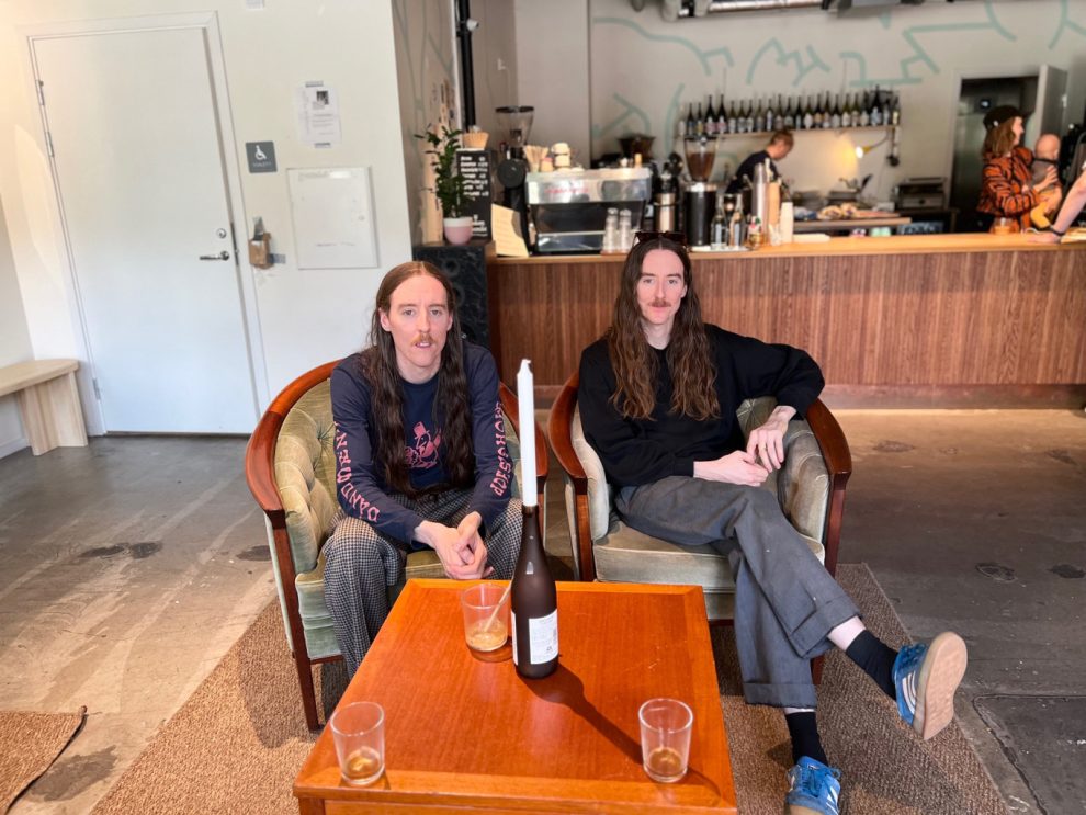 Martin och Fran Baxter sitter inne på sitt café 