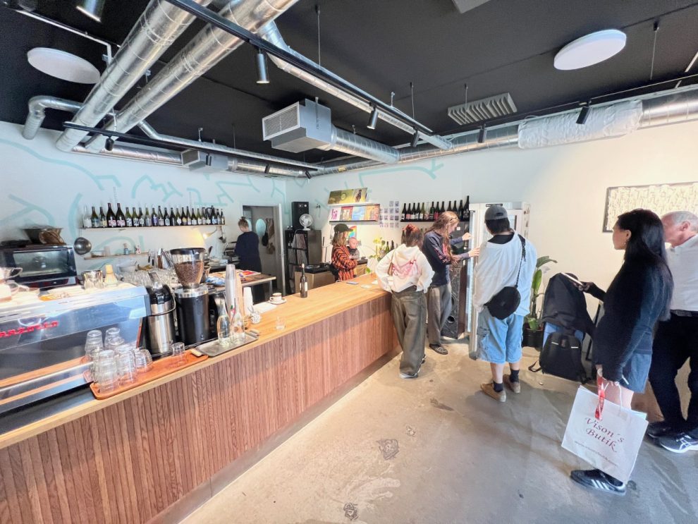 folk står och köar till att få beställa 