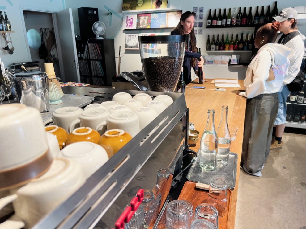 Martin Baxter öppnar en öl åt kunderna