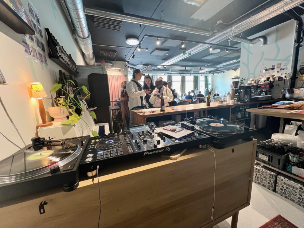 folk står och köar för att få beställa. Ett mixerbord i förgrunden 