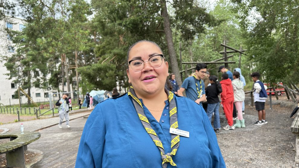 kvinna io scoutskjorta