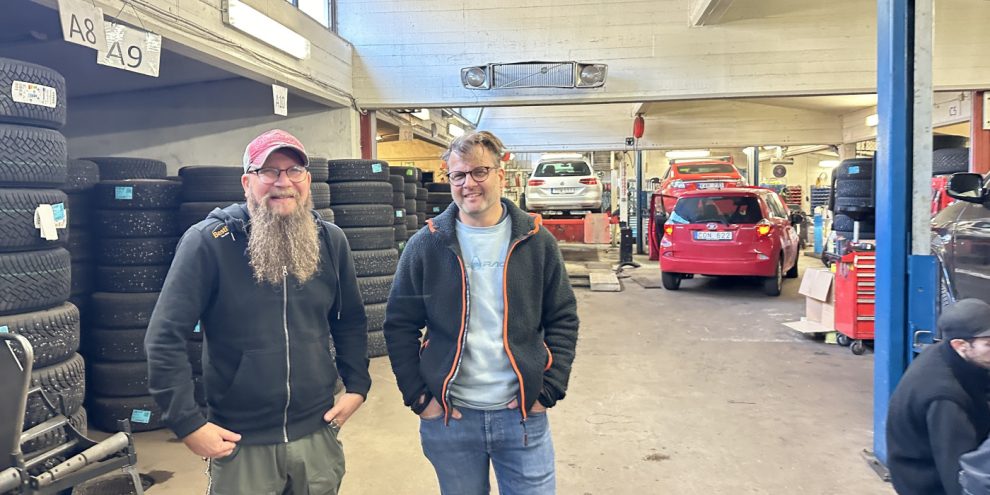personer i en bilverkstad