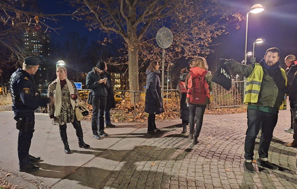 En grupp människor som deltar i Trygghetsvandring i Skärholmen.