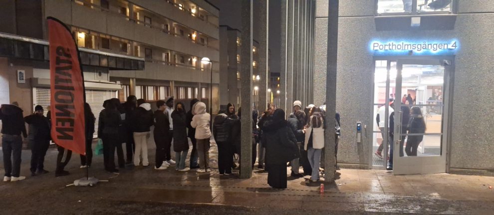 En lång kö av ungdomar som står och väntar på att få gå in på Stationen.