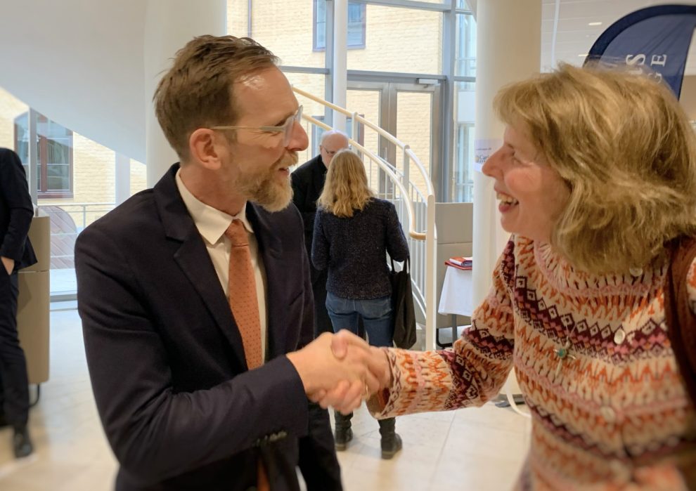 två personer som hälsar