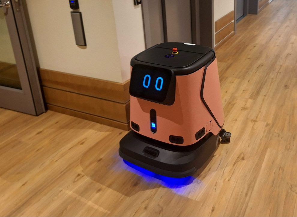 En rosa dammsugare med stora digitoal siffor i blått.