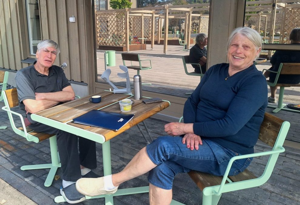 en man och en kvinna sitter ute på en innergård