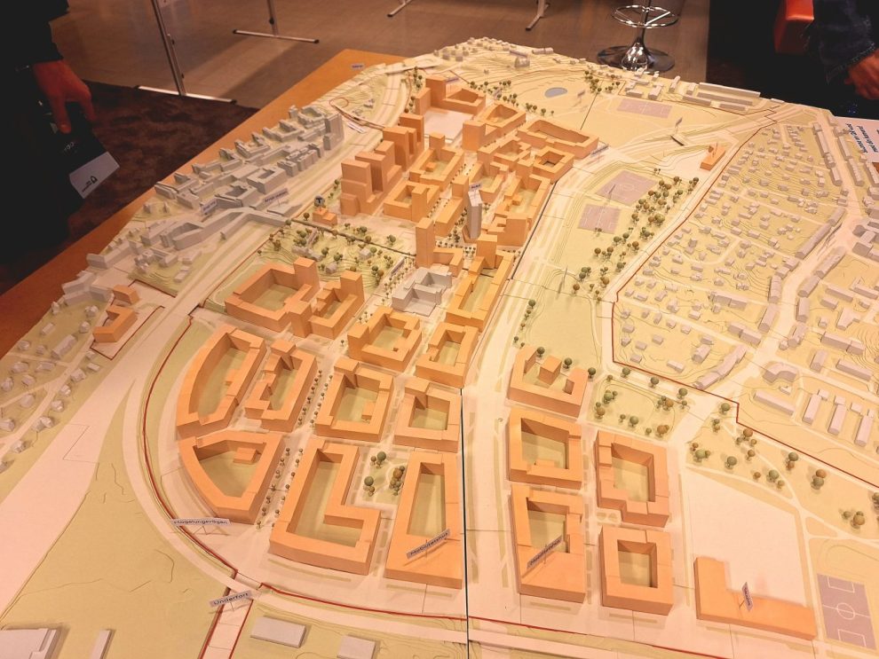 En modell av byggnader och stadsområde på ett bord.