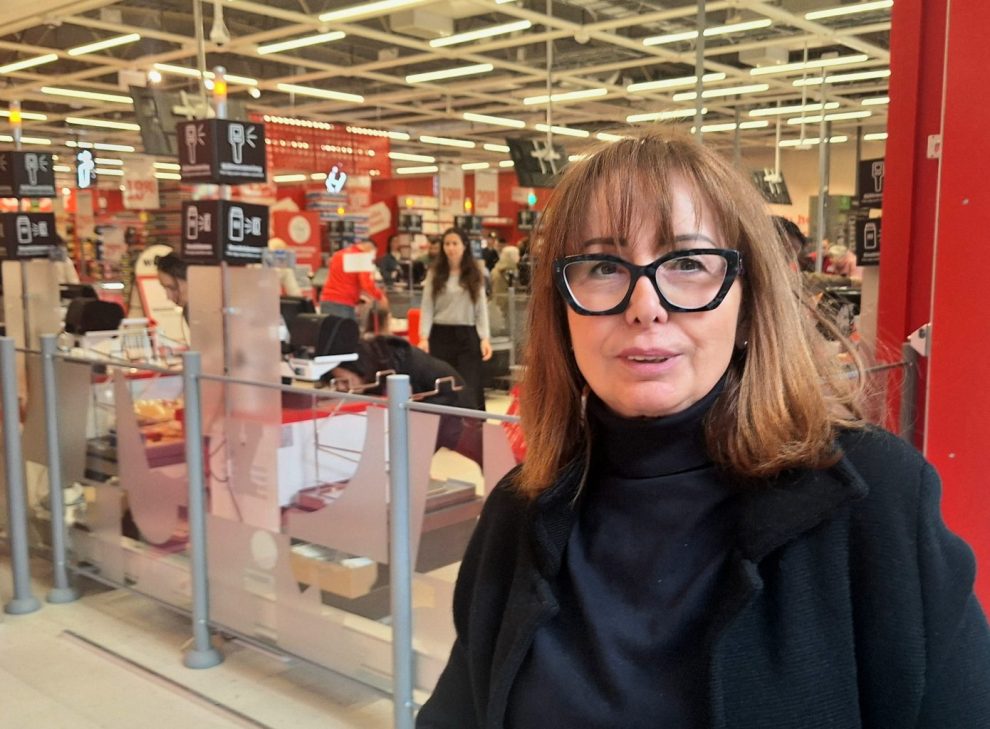 Vit kvinna med rött hår och glasögon med svarta bågar