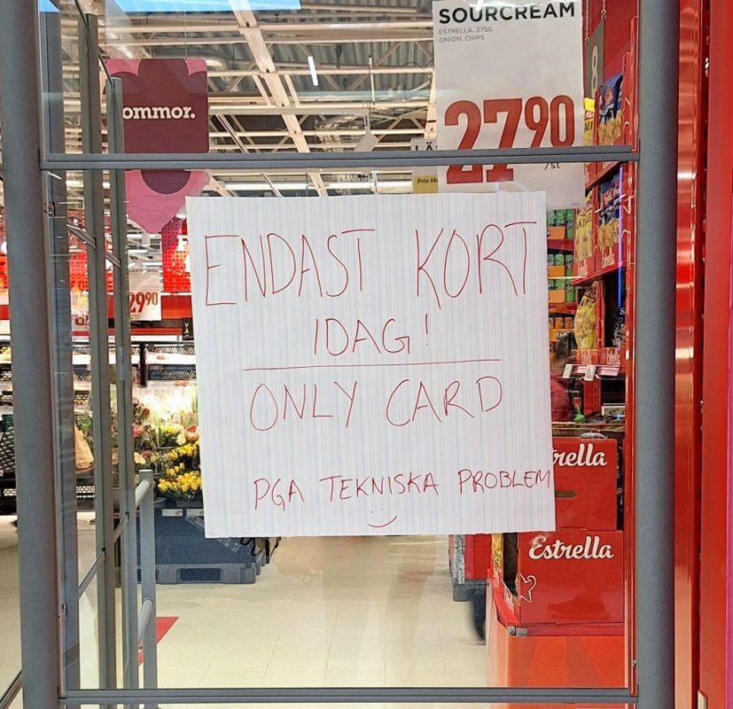 En ingång till en livsmedelbutik. På glasfönsteret en ppsatt vitt stor lapp där det står handskrivit i rött: Enast kort idag, only cards pgr tekniska problem.