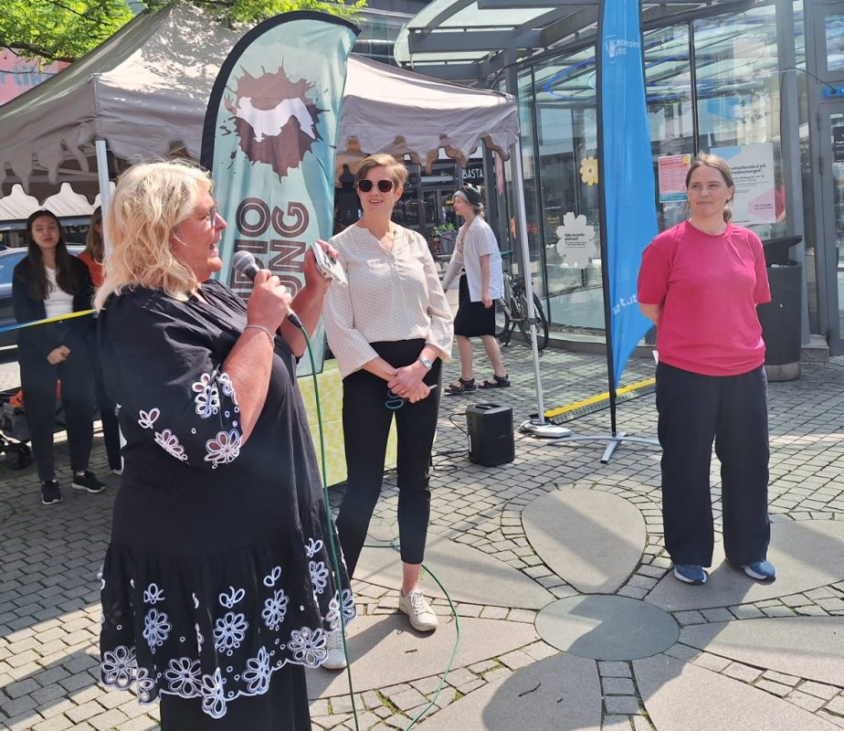 Tre kvinnor står på rad.