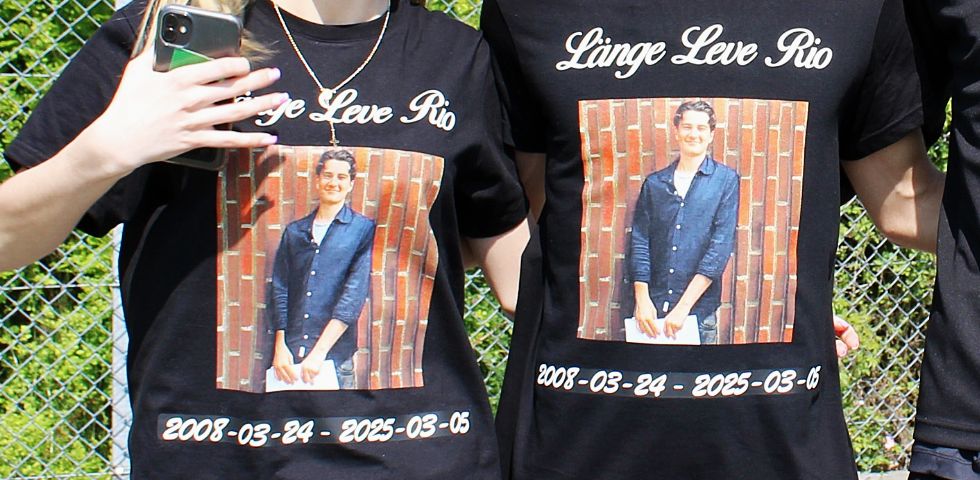 bild på två t-shirts med tryck på en pojke
