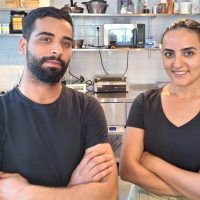 man och kvinna i kafé