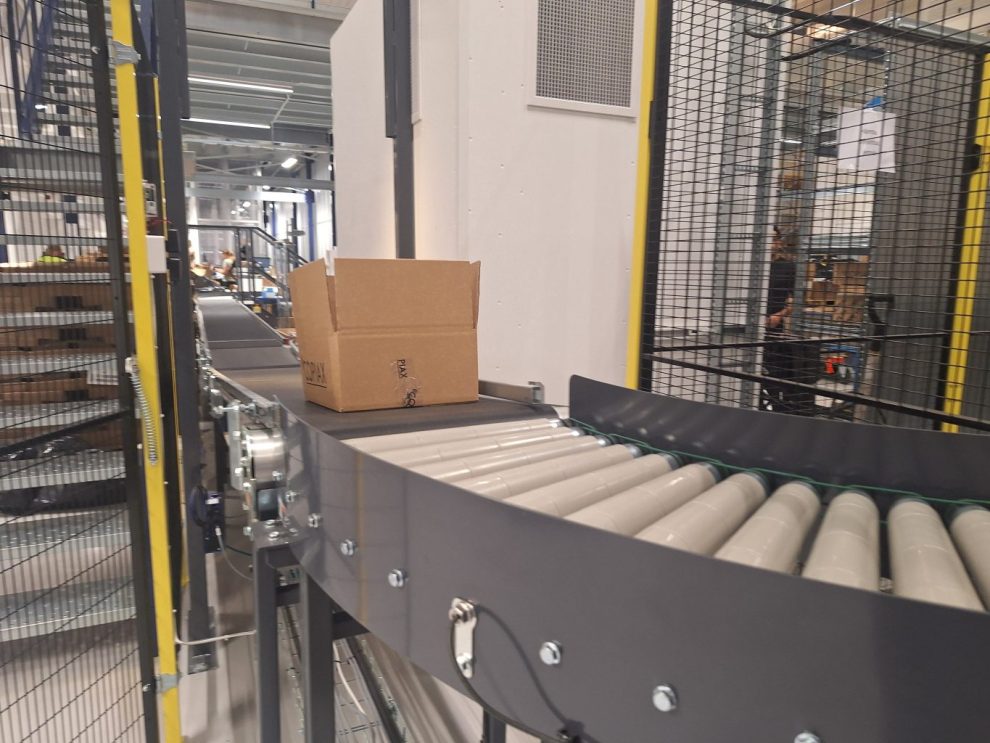 paket på rullband