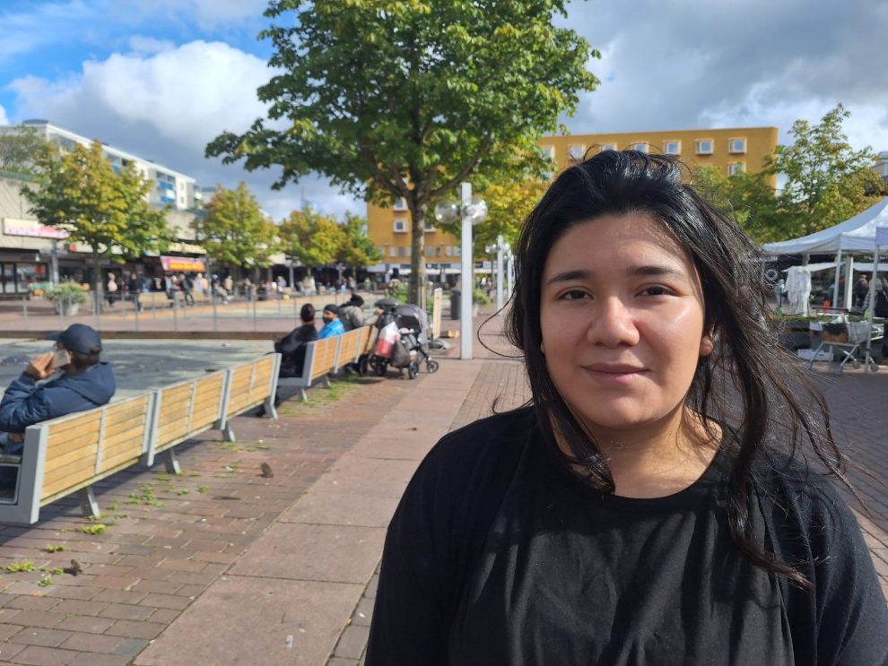 Icke vit kvinna i långt svart hår och svarta kläder