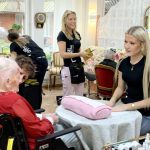 Bildreportage: Här får äldre styling och makeup av ungdomar: En ära