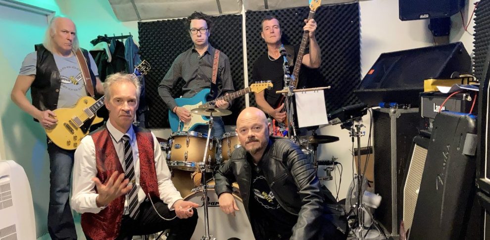 fem män i rockiga kläder, hållandes i olika musikintrument